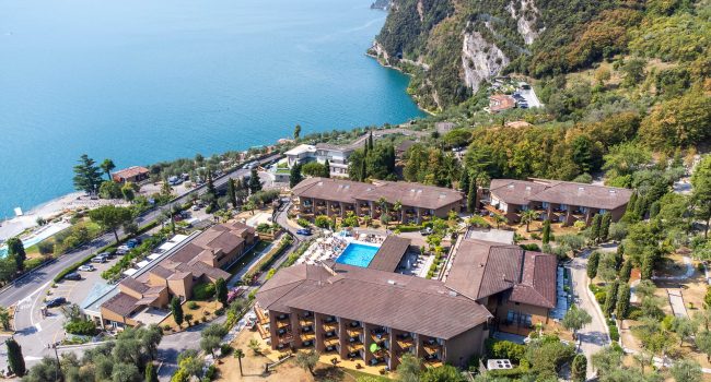 Foto aerea hotel con sfondo lago di Garda