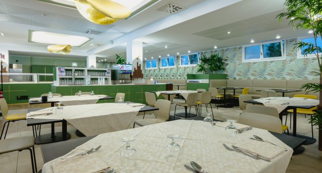 Panoramica ristorante hotel con tavolini
