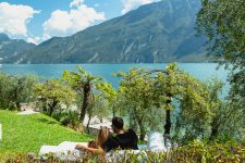 Coppia in area relax esterna che ammira il lago di Garda